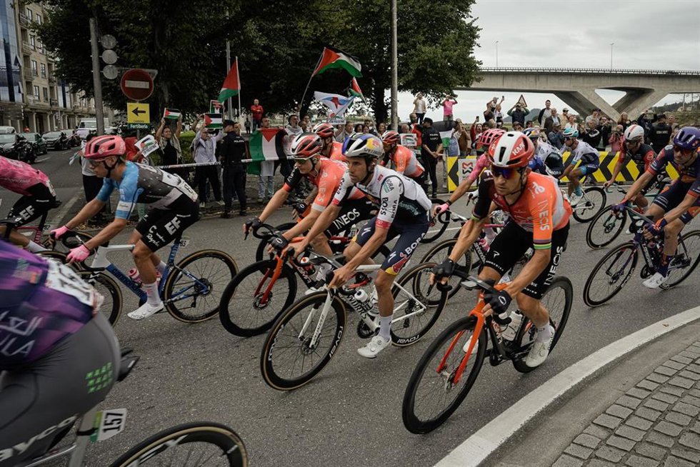Decenas de personas durante una concentración contra la participación de Israel en la Vuelta Ciclista de España, a 9 de septiembre de 2025, en Pontevedra, Galicia (España). Estas movilizaciones se suman a otras ya producidas en Lugo y Bilbao. "Debido a