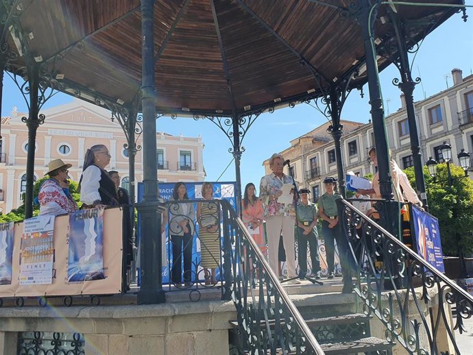 La presidenta de Femur, Juana Borrego, durante la apertura de la feria, en el templete de la plaza Mayor.
