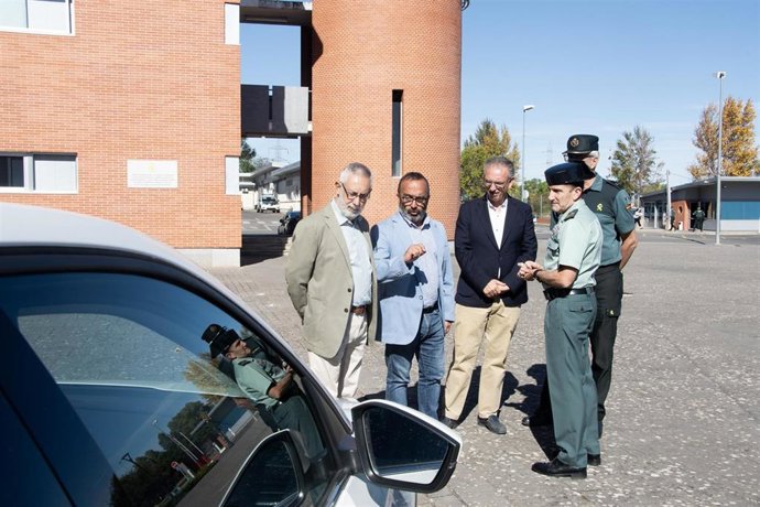 La Diputación de Cáceres cede un vehículo a la Guardia Civil para la protección de las víctimas de violencia de género