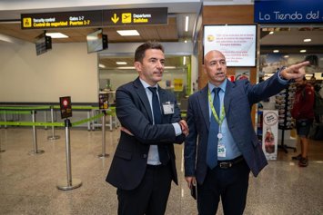 El delegado del Gobierno en Cantabria, Pedro Casares, en el Aeropuerto Seve Ballesteros-Santander