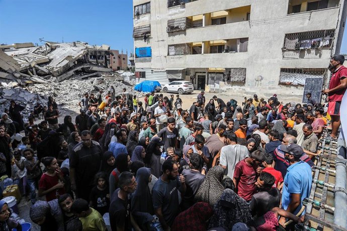 07 September 2025, Palestinian Territories, Khan Younis: Palestinians fill gallons of drinking water from a water truck in Khan Younis. Palestinians in Gaza are suffering from a severe water crisis due to the destruction of water wells by Israeli air-stri