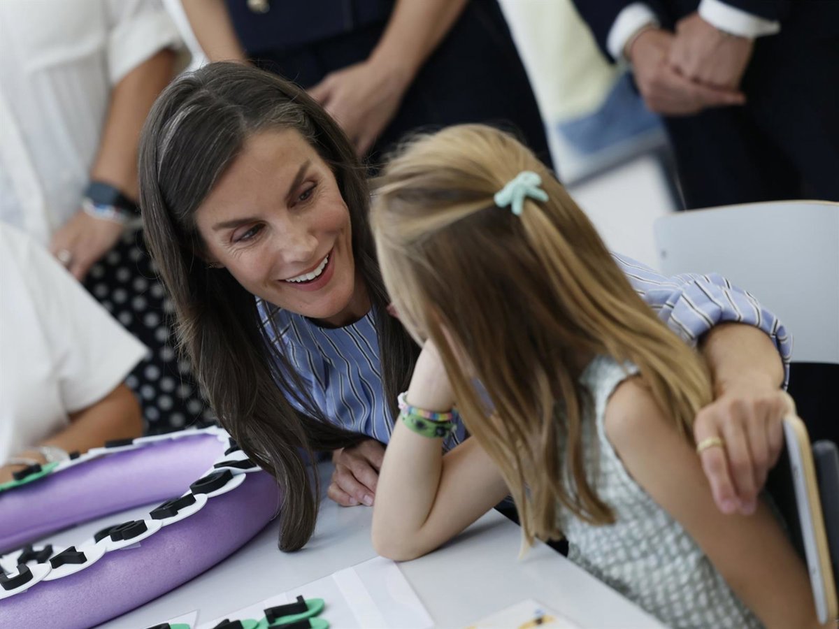 La Reina Letizia, derroche de ternura, orgullo de canas, y un consejo a los más pequeños:  Leer es lo más importante 