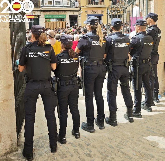 Agentes de la Policía Nacional en las fiestas de Maó, Menorca