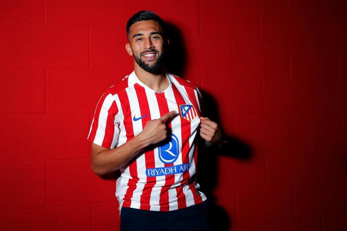 El nuevo jugador del Atlético de Madrid Nico González posa con la camiseta rojiblanca.