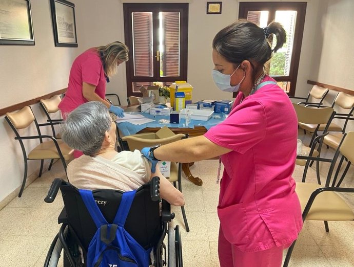 Sanitat vacunarà enfront dels virus respiratoris des de l'1 d'octubre en residències de majors, centres de persones amb discapacitat, a menors de 6 mesos i de 2º cicle d'Infantil