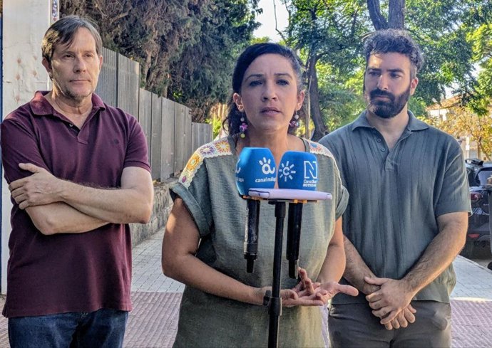 La portavoz adjunta del grupo municipal Con Málaga, Toni Morillas, ha reivindicado este viernes una educación pública, inclusiva y de calidad acompañada de representantes de los sindicatos CCOO y Ustea