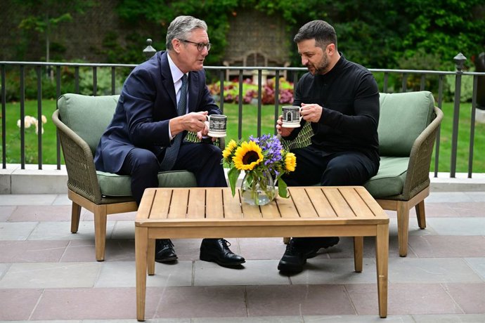 14 August 2025, United Kingdom, London: UK Prime Minister Sir Keir Starmer (L) meets with Ukrainian President Volodymyr Zelensky in the garden of number 10 Downing Street. Photo: Ben Stansall/PA Wire/dpa