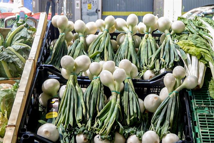 Archivo - Un puesto de cebolletas en un mercadillo al aire libre, a 31 de julio de 2022, en el distrito de Tetuán, Madrid (España). 