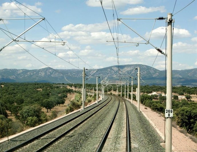 Archivo - Línea AVE