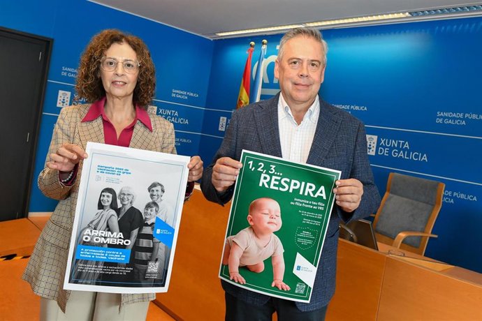 El conselleiro de Sanidade, Antonio Gómez Caamaño, acompañado de la directora xeral de Saúlde Pública, Carmen Durán, en la presentación de la nueva campaña de la gripe.