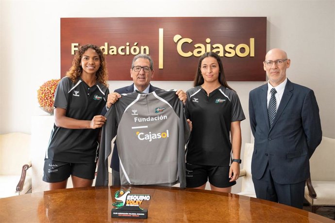 Pulido posa con la camiseta del CAV Esquimo de Dos Hermanas tras la firma del convenio con la entidad de voleibol.