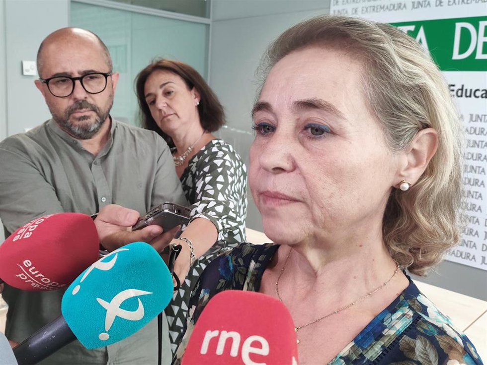 La consejera de Educación, Mercedes Vaquera, atiende a los medios de comunicación.