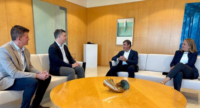 Los vicepresidentes de Inpro y Prodetur, Antonio Jesús Muñoz y Rodrigo Rodríguez Hans, en un encuentro de trabajo con Enrique Martínez, presidente de la Sociedad Estatal para la Gestión de la Innovación.