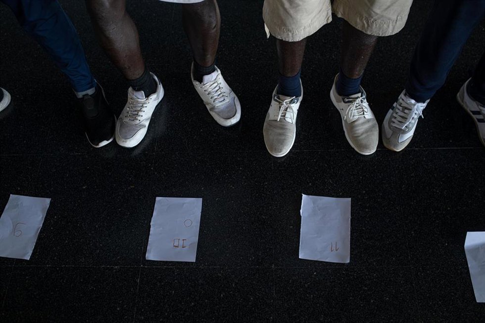 Archivo - Varios migrantes procedentes de Canarias, en la Casa de Cultura de Dorrón, a 17 de noviembre de 2023, en Sanxenxo, Pontevedra