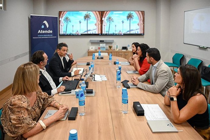 La alcaldesa de Almería, María del Mar Vázquez, se reúne con responsable de la empresa adjudicataria de ayuda a domicilio.