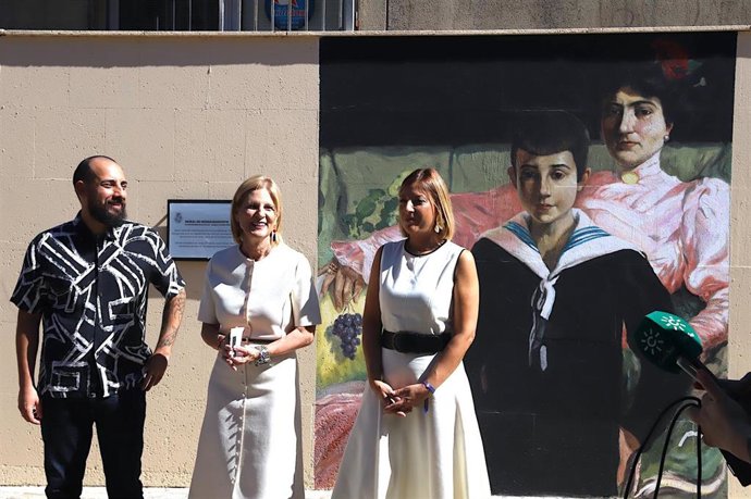 La alcaldesa de Jerez de la Frontera (Cádiz), María José García-Pelayo, y la alcaldesa de Haro (La Rioja), Guadalupe Fernández-Pello, junto a Pol Tatoo en la inauguración de un mural en homenaje a Haro