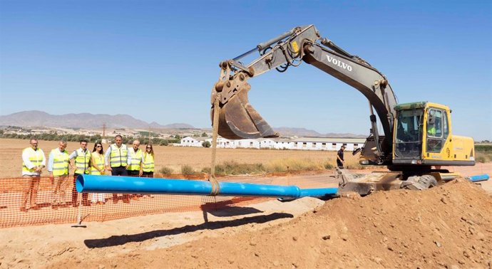 El presidente de la Diputación de Almería, Javier Aureliano García, durante su visita a Pulpí a las obras de conexión con la desaladora de Águilas.