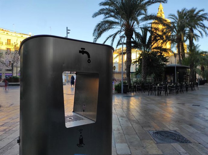 Archivo - Arxiu- Imatge d'una font d'aigua refrigerada a València. 