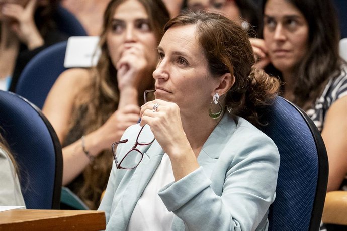 A Ministra da Saúde, Mónica García, inaugura a conferência 'Prevenção Integral do Suicídio: território e comunidade', na sede do Ministério, em 10 de setembro de 2025, em Madri (Espanha). A primeira mesa redonda da conferência trata da prevenção do suicíd