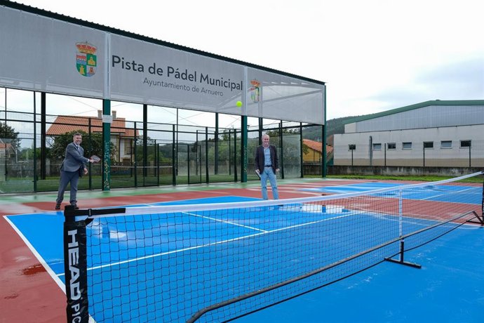 El consejero de Cultura, Turismo y Deporte, Luis Martínez Abad, visita la pista de Pickleball
