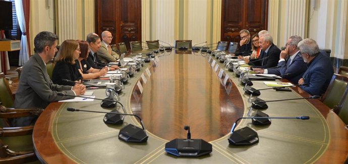 Reunión del ministro de Agricultura, Pesca y Alimentación con los representantes de Cooperativas Agro-alimentarias de España para analizar los retos y la actualidad del sector agrario.