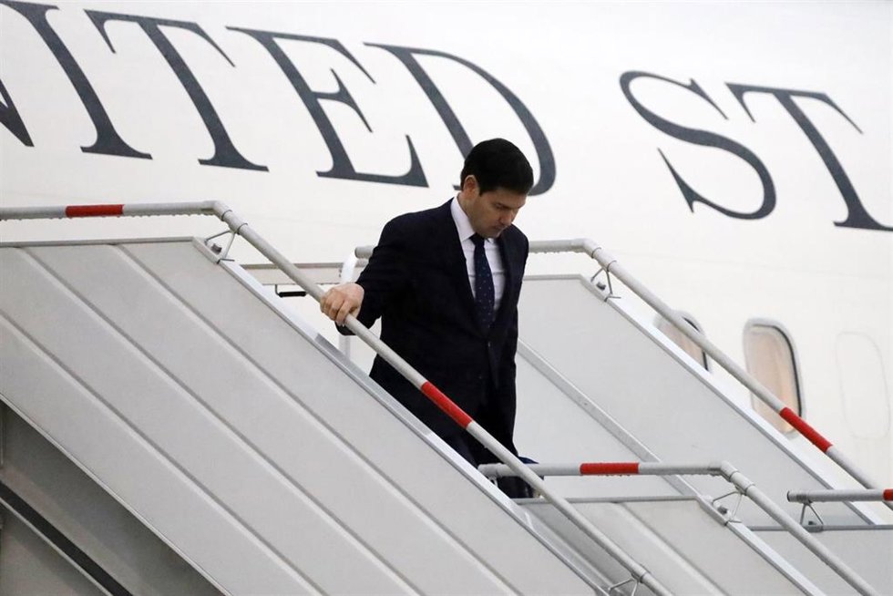El secretario de Estado de EEUU, Marco Rubio, desciende del avión oficial