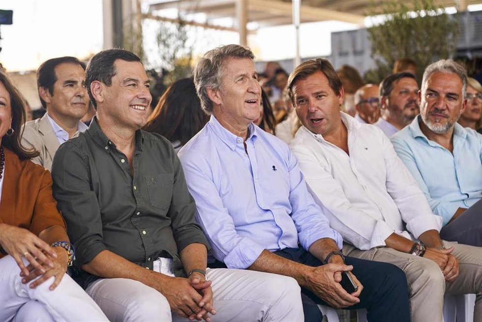 El presidente del Partido Popular, Alberto Núñez Feijóo ,(2d) junto al presidente de la Junta de Andalucía, Juanma Moreno, (i) y el secretario general del PP Andaluz, Antonio Repullo, (d) durante el acto de inicio del curso político del PP andaluz en Al