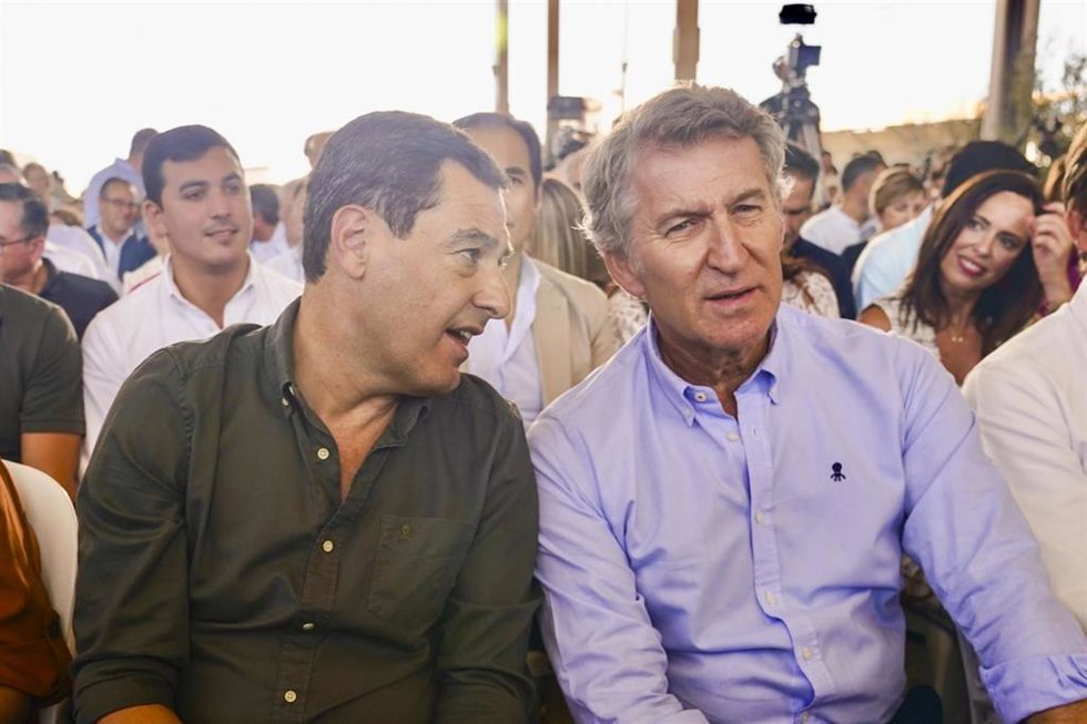 El presidente del Partido Popular, Alberto Núñez Feijóo ,(d) junto al presidente de la Junta de Andalucía, Juanma Moreno, (i) durante el acto de inicio del curso político del PP andaluz en Alhaurín el Grande, a 12 de septiembre de 2025 en Málaga (Andalu