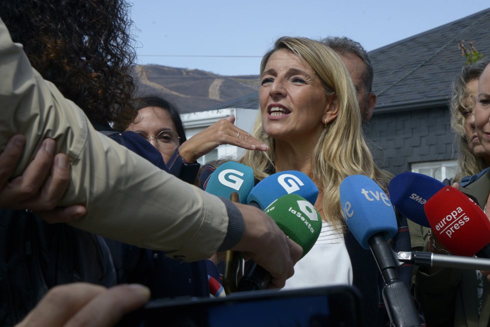 La vicepresidenta segunda y ministra de Trabajo y Economía Social, Yolanda Díaz, Atiende a los medios tras la reunión con los alcaldes y alcaldesas de la comarca gallega de Valdeorras afectados por los recientes incendios, en el Centro Social San 