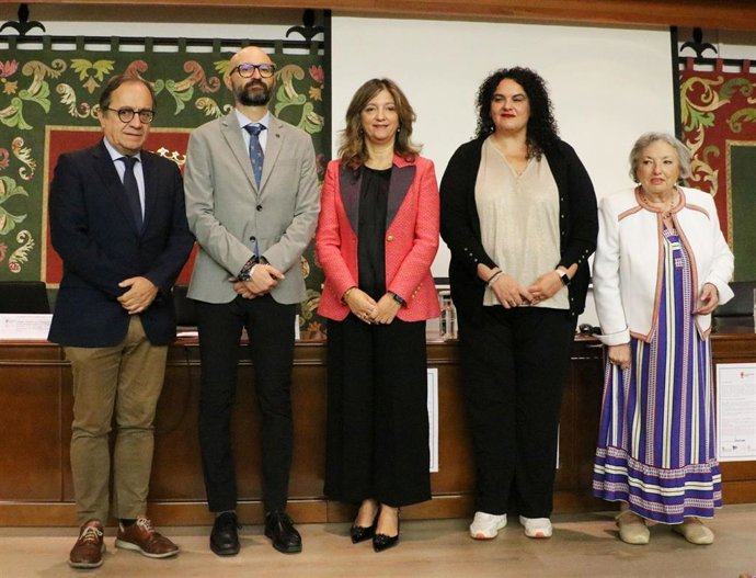 La rectora de la ULE, Nuria González (centro), en la inauguración de Seminario de Relaciones Internacionales.