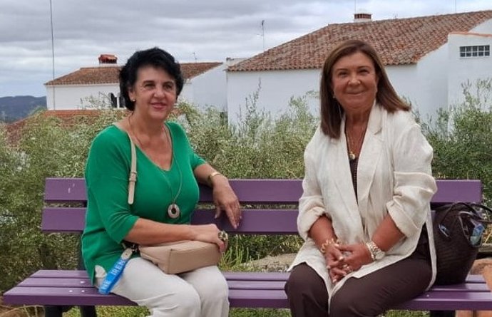La delegada de Justicia, Administración Local y Función Pública de la Junta en Huelva, Carmen Céspedes (derecha) y la alcaldesa de Encinasola, María Dolores Benjumea.