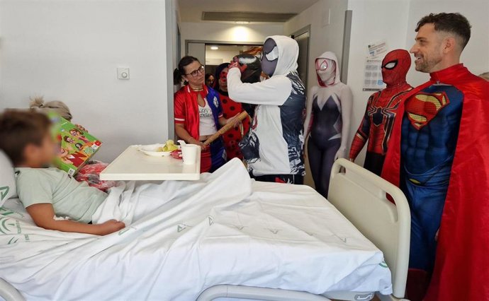 Superhéroes en el Clínico dirigidos por la Asociación 'Mar Pozo Por la sonrisa de un niño'