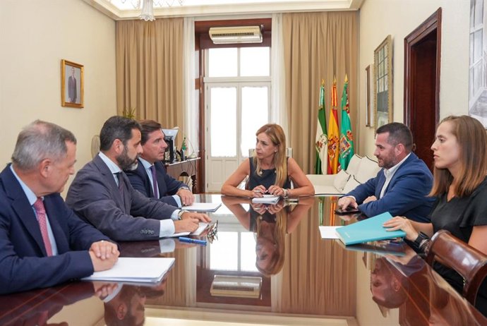 Almudena Martínez reunida con representantes de la FAEC.