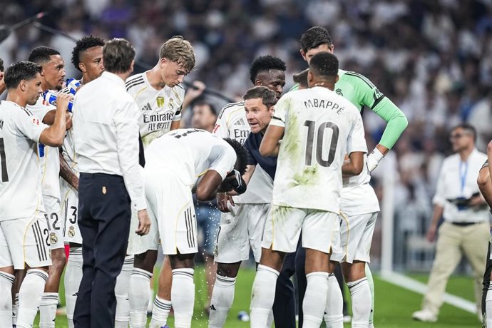 El entrenador del Real Madrid, Xabi Alonso, durante una charla en una pausa de hidratación en el Santiago Bernabéu. 