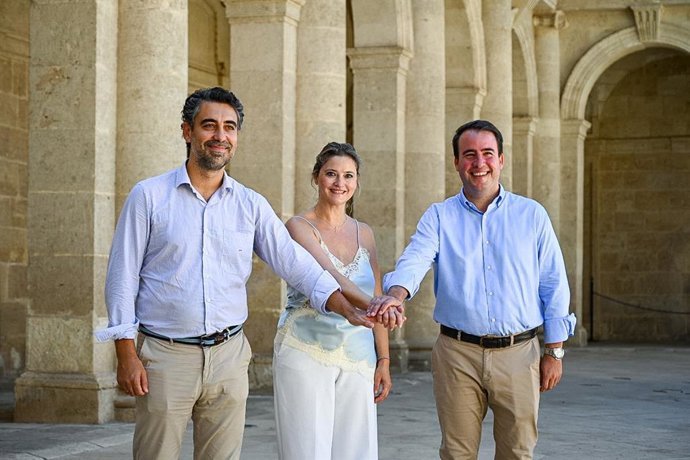 El concejal de Promocion de la Ciudad, Joaquín Pérez de la Blanca, la artista María Segura, y el vicepresidente de la Diputación de Almería, Fernando Giménez.