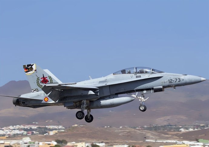 Un F-18 volando en cielo canario