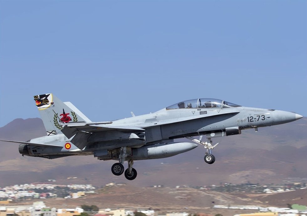 Un F-18 volando en cielo canario