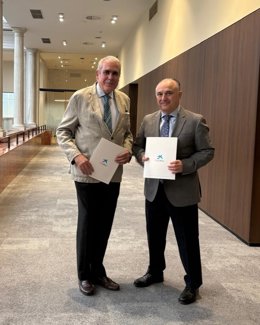 Ángel Camacho Perea, consejero delegado de Grupo Ángel Camacho, firma de Morón (Sevilla) y Juan Ignacio Zafra, director territorial de CaixaBank en Andalucía, tras la firma del convenio.