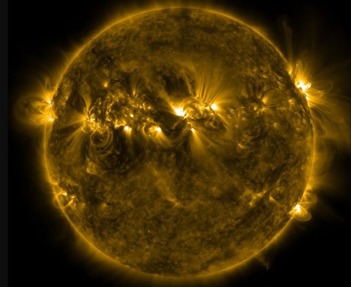 Imagem do Sol tirada do satélite Solar Dynamics Observatory, mostrando a coroa silenciosa e as estruturas magnéticas, como os loops coronais, que traçam os intrincados padrões das linhas de campo magnético que emergem do Sol.