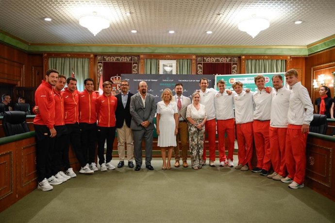 Los equipos de España y Dinamarca posan tras el sorteo de su eliminatoria de la Copa Davis 2025