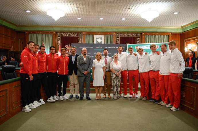 Los equipos de España y Dinamarca posan tras el sorteo de su eliminatoria de la Copa Davis 2025