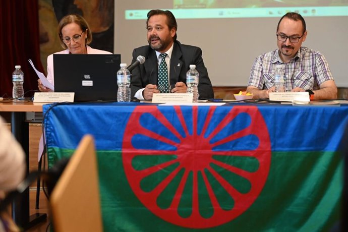 El delegado del Gobierno andaluz en Granada, Antonio Granados, en junto a la delegada de Inclusión, Juventud, Familias e Igualdad de la Junta, Matilde Ortiz, con el Centro Sociocultural Gitano Andaluz, Antonio José Canalejo Lara