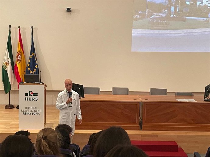El director gerente del Hospital da la bienvendia al alumnado de la Facultad de Medicina, Enfermería y Fisioterapia.