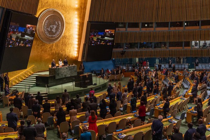 9 de setembro de 2025, Nova York, Nova York, Estados Unidos: Delegações de estados membros observam um momento de silêncio durante a reunião da 80ª sessão da primeira assembleia na sede da ONU em Nova York, NY, em 9 de setembro de 2025.