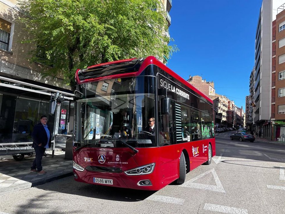 Archivo - Autobus urbano en Cuenca