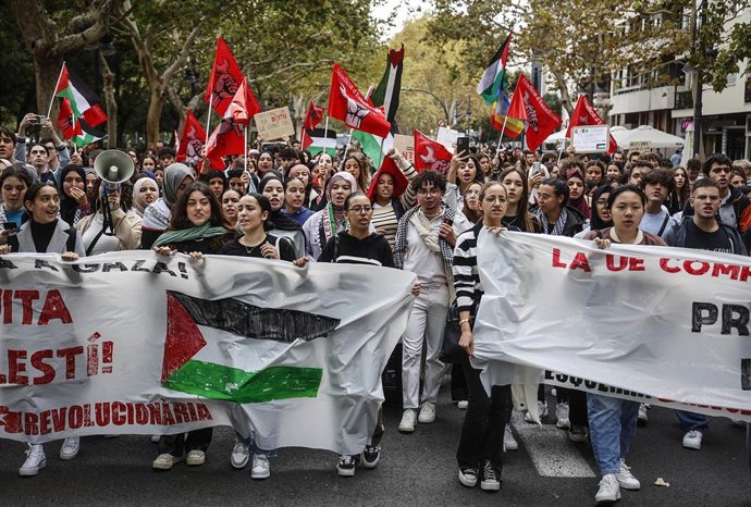 Archivo - Estudiantes con pancartas se reúnen durante una concentración en defensa del pueblo palestino