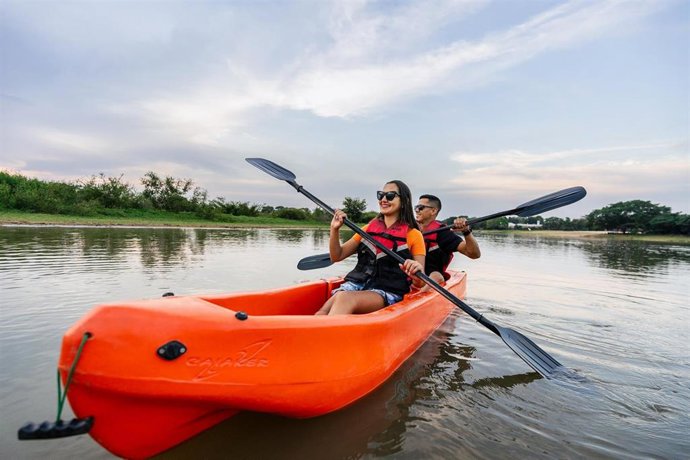 Una pareja hace kayak en el Pantanal de Brasil.