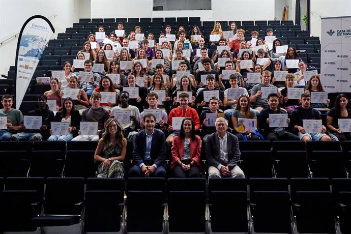 El director general de Educación y FP, Gil Sevillano, junto al grupo de jóvenes que han participado en el programa Erasmus+.