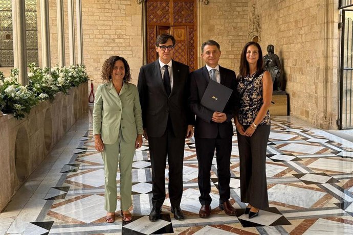 Jordi Ribas y su mujer, junto al presidente Salvador Illa y la consellera Sònia Hernández