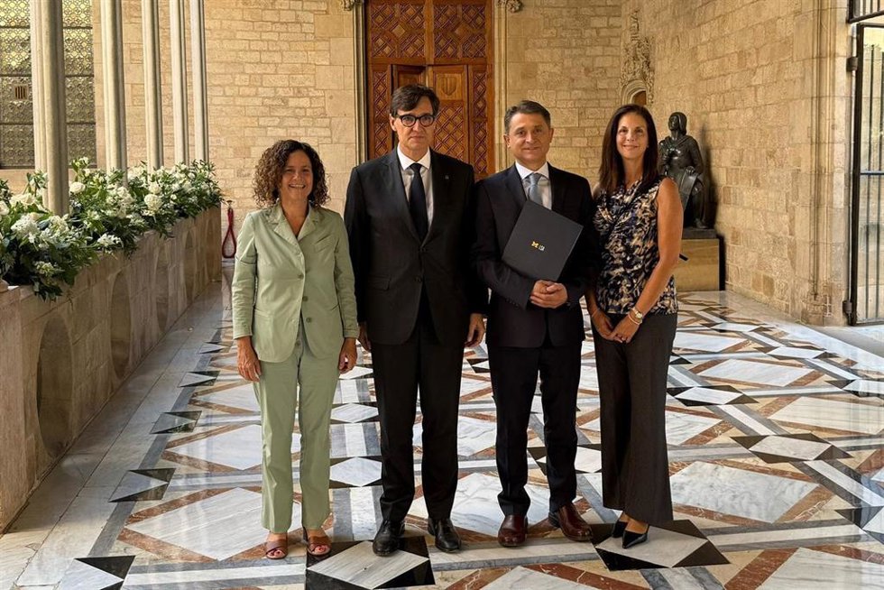 Jordi Ribas y su mujer, junto al presidente Salvador Illa y la consellera Snia Hernández